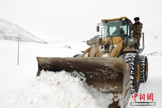 日前,<a target='_blank' href='http://www.chinanews.com/' >中新网</a>记者到达青海省南部牧区玉树藏族自治州雪灾灾区,实地探访灾情。因海拔高,气温低,积雪厚,积雪天数长,“澜沧江源第一县”杂多县由重度雪灾发展为特重度雪灾。目前,当地保人、保通、保畜,各项工作正有序开展。现在,并无人员伤亡和疫情报告。张添福 摄 点击进入下一页