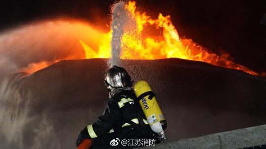 江苏盐城化工厂爆炸消防连夜奋战现场火势已得到控制