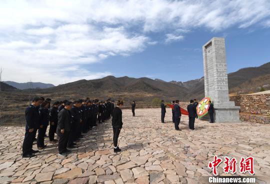 为了带英烈“回家”，郭海波翻越了200余座山头，穿梭于悬崖绝壁间，先后将21具遗骸从太行山上背回，并亲自为他们修建了陵墓。　张洪波 摄