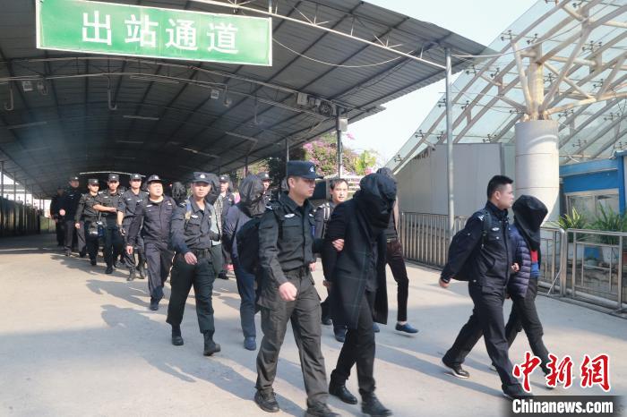 警方押解涉案人员