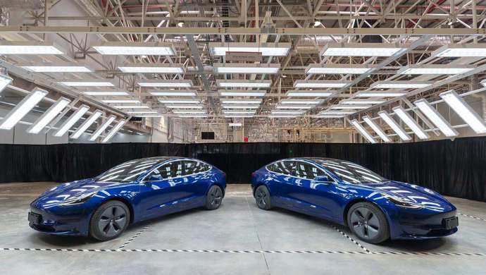2019年12月30日，首批15辆国产特斯拉Model 3在上海超级工厂正式交付给客户。该项目在2018年当年签约、当年取得土地、当年获取施工许可证。  上观新闻 图